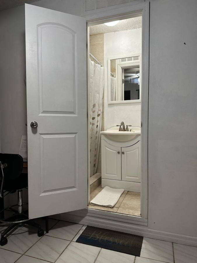 Cozy Queen Bed Studio With 60 Inch Smart Tv, Netflix, Airplay, Mini-Fridge, And 500 Mbps Wifi Near Fiu, Dolphin Mall, Airport Miami Exteriör bild